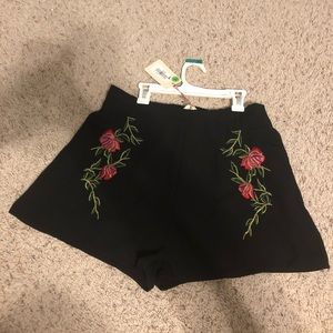 Black dress shorts with roses embroidery